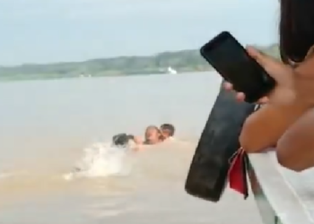 O naufrágio ocorreu na manhã desta sexta-feira (21) e quatro pessoas caíram nas águas. Foto: Reprodução/TV Amazonas