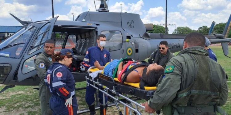 A transferência aconteceu com a ajuda da Marinha do Brasil. Foto: Divulgação