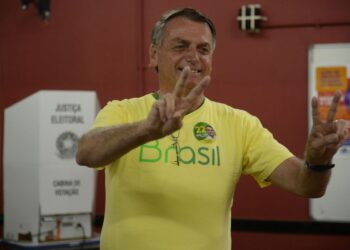 O presidente e candidato à reeleição, Jair Bolsonaro vota na Escola Municipal Rosa da Fonseca, na Vila Militar. Foto: Agência Brasil - Divulgação