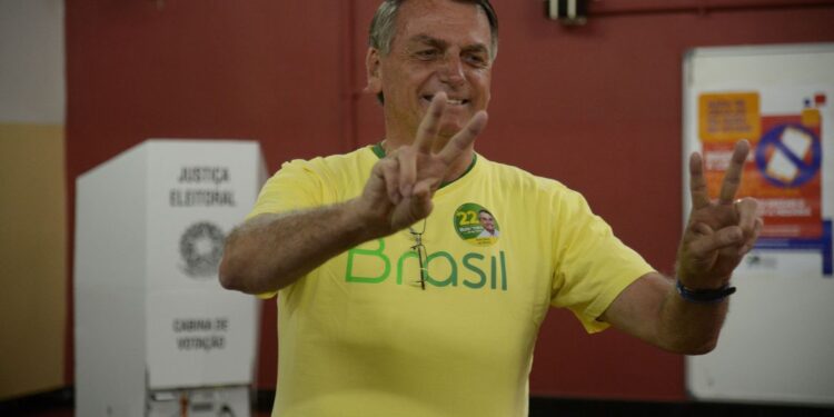 O presidente e candidato à reeleição, Jair Bolsonaro vota na Escola Municipal Rosa da Fonseca, na Vila Militar. Foto: Agência Brasil - Divulgação