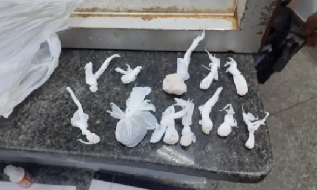 O adolescente estava com trouxinhas de oxi, cocaína e ainda uma balança de precisão. Foto: Reprodução/Internet