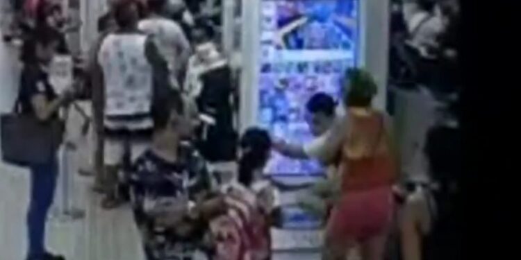 A agressão foi filmada pelo circuito interno do estabelecimento. Foto: Reprodução