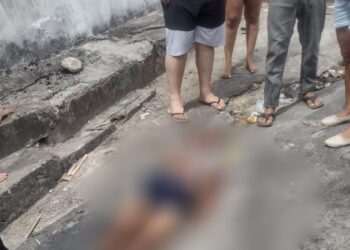 O homem ficou jogado no meio da rua esperando por socorro. Foto: Reprodução