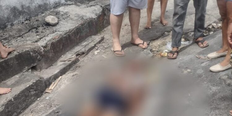 O homem ficou jogado no meio da rua esperando por socorro. Foto: Reprodução