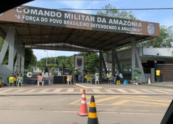 Já são poucos os que ficam em frente ao CMA, acampados e esperando um golpe. Foto: Reprodução