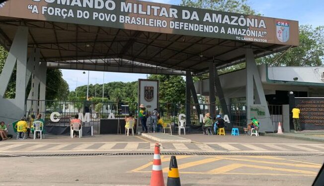 Já são poucos os que ficam em frente ao CMA, acampados e esperando um golpe. Foto: Reprodução