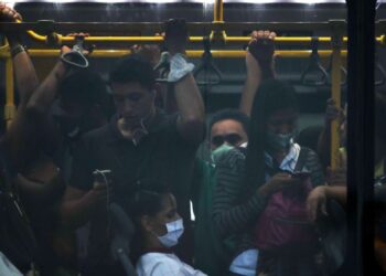 Passengers travel on a public bus amid the coronavirus disease (COVID-19) pandemic, in Rio de Janeiro, Brazil, November 18, 2020. Picture taken November 18, 2020. REUTERS/Ricardo Moraes