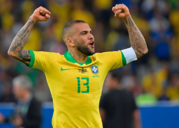 Daniel Alves será o capitão do Brasil contra Camarões. Foto: Reprodução/Internet