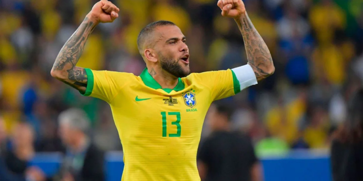 Daniel Alves será o capitão do Brasil contra Camarões. Foto: Reprodução/Internet