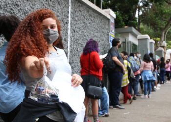 São Paulo - A estudantes Evoni de Souza Costa espera a abertura dos portões no primeiro dia de provas do Exame Nacional do Ensino Médio - Enem, na Universidade Presbiteriana Mackenzie.