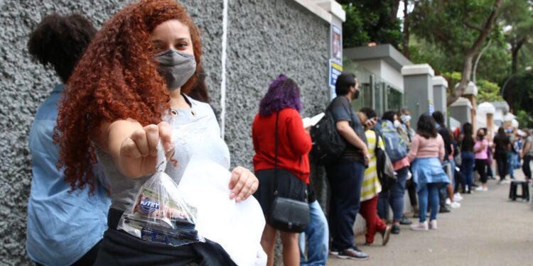 São Paulo - A estudantes Evoni de Souza Costa espera a abertura dos portões no primeiro dia de provas do Exame Nacional do Ensino Médio - Enem, na Universidade Presbiteriana Mackenzie.