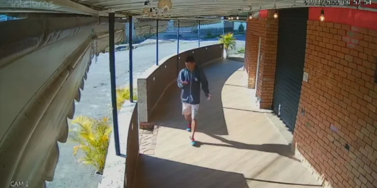 O homem foi flagrado por câmeras, o que ajudou na prisão. Foto: Reprodução
