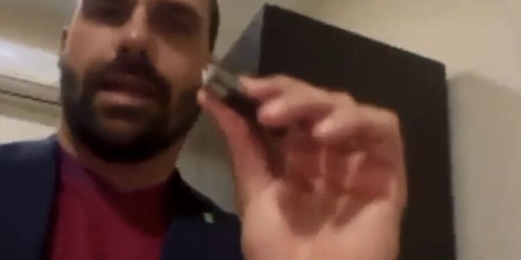 Eduardo chegou a fazer um vídeo, mas não convenceu. Foto: Reprodução