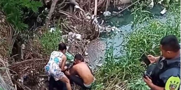 O rapaz foi socorrido por moradores da área. Foto: Reprodução
