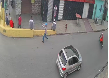 Um dos ladrões sai apontando a arma e faz a limpa. Foto: Reprodução