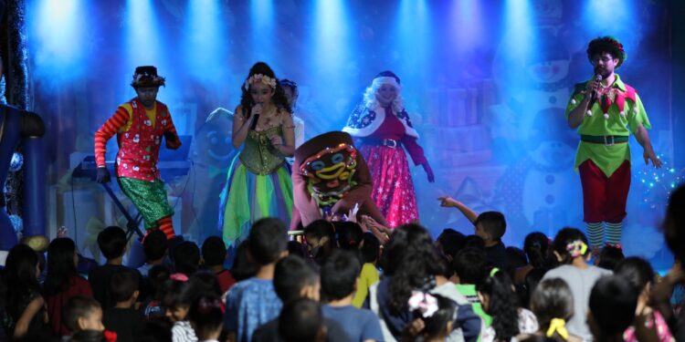 O primeiro bairro a receber a turma do Natal Itinerante é o Colônia Terra Nova. Foto: Michael Dantas / Secretaria de Estado de Cultura e Economia Criativa