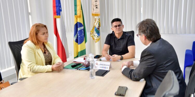O gerente de Relações Institucionais e Governamentais da companhia Gol Linhas Aéreas, Ciro Camargo, foi recebido pelo prefeito. Foto: Dhyeizo Lemos / Semcom