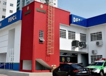 O homem e a funcionária foram levados para a Depca. Foto: Reprodução