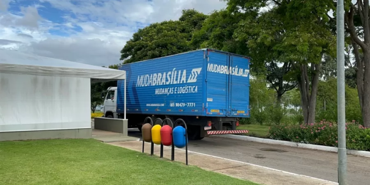 O caminhão foi visto no Palácio do Alvorada. Foto: Reprodução/Twitter