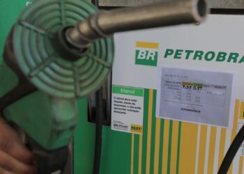 Gasolina passará de R$ 3,28 para R$ 3,08 o litro. Foto: Agência Brasil - Divulgação