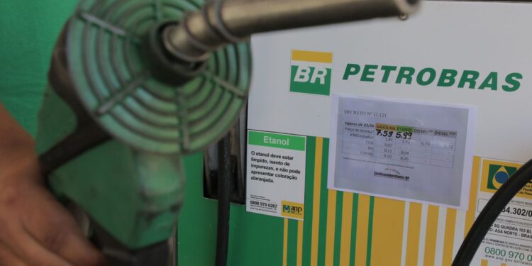 Gasolina passará de R$ 3,28 para R$ 3,08 o litro. Foto: Agência Brasil - Divulgação