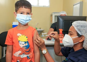 Apenas a vacinação de 6 meses a menores de 5 anos, que recebem a Pfizer Baby (tampa cor de vinho), a vacinação segue normalmente. Foto: Antônio Pereira - Semcom