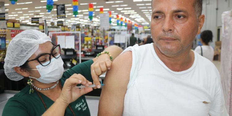 A vacinação, campanha da prefeitura e do governo continua neste sábado (14). Foto: Jaqueline Macedo/FVS-RCP