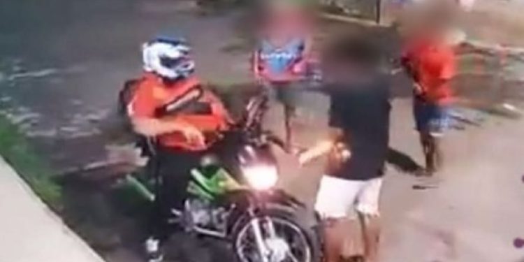 O crime ocorreu na noite de sábado (14) e foi flagrado por câmeras de segurança. Foto: Reprodução