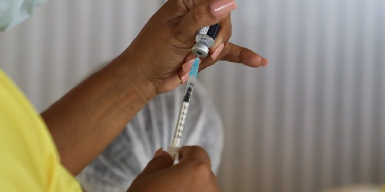 Dose de reforço para os adultos também está disponível nos postos de saúde no estado. Foto:  Roberto Carlos/ Secom