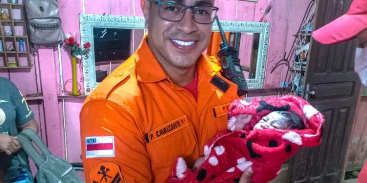 Mãe e filho passam bem e depois foram encaminhados ao hospital de Tefé. Foto: Divulgação/CBMAM