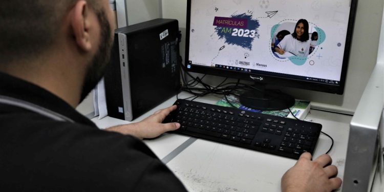 O processo pode ser feito on-line, ou presencialmente nas escolas. Foto: Euzivaldo Queiroz/ Secretaria de Estado de Educação e Desporto