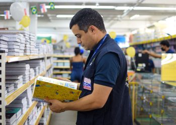 Os cadernos de 12 matérias, por exemplo, têm custo de R$15,99 e podem chegar até R$166,22.  Foto: João Pedro/Procon/AM