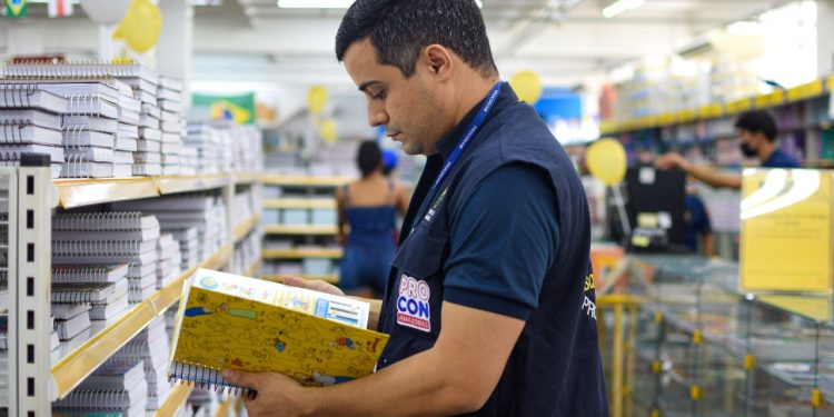 Os cadernos de 12 matérias, por exemplo, têm custo de R$15,99 e podem chegar até R$166,22.  Foto: João Pedro/Procon/AM