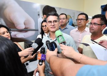 O prefeito de Manaus parabenizou os gestores e técnicos da Semsa. Foto: Dhyeizo Lemos e Antonio Pereira / Arquivo Semcom