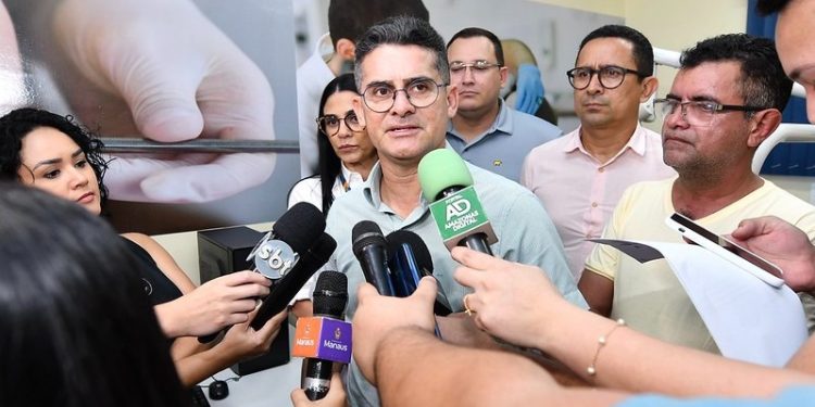 O prefeito de Manaus parabenizou os gestores e técnicos da Semsa. Foto: Dhyeizo Lemos e Antonio Pereira / Arquivo Semcom