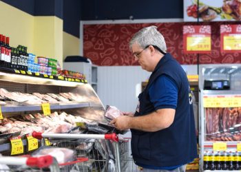 Os produtos eram variados com validade vencida e embalados incorretamente. Foto: João Pedro/Procon-AM