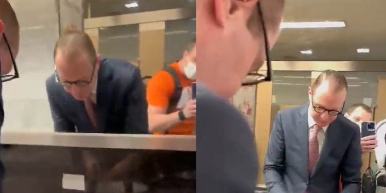 O advogado em nenhum momento reage. Foto: Reprodução