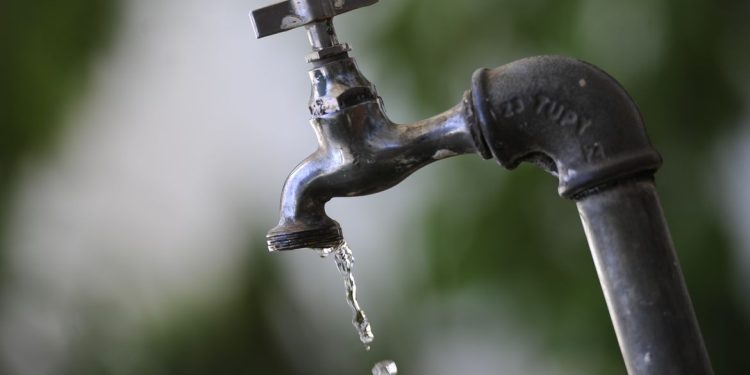 O morador ficou mais de cinco dias sem água em casa, no bairro Petrópolis, Zona Sul de Manaus.  Foto: Reprodução/Internet