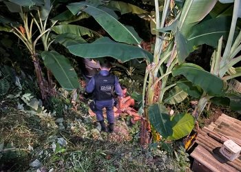 Familiares estiveram no local onde a vítima caiu morta. Foto: Reprodução