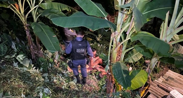 Familiares estiveram no local onde a vítima caiu morta. Foto: Reprodução