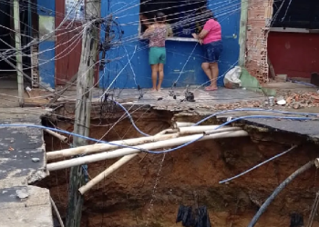 Os moradores correram risco de algum grave acidente com a fiação. Foto: Reprodução