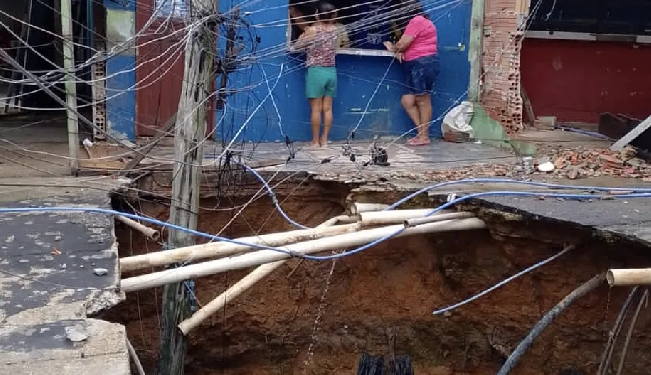 Os moradores correram risco de algum grave acidente com a fiação. Foto: Reprodução