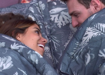 O casal está se relacionando no programa. Foto: Reprodução