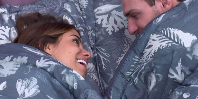 O casal está se relacionando no programa. Foto: Reprodução