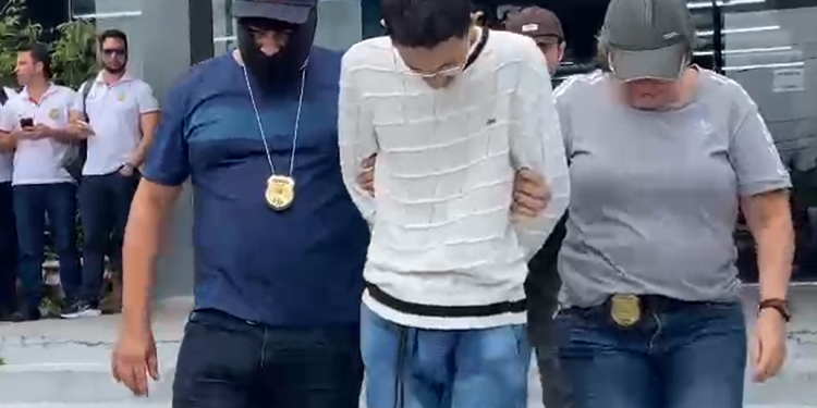 O terceiro suspeito tem 19 anos e foi preso com uma arma na cintura. Foto: Reprodução