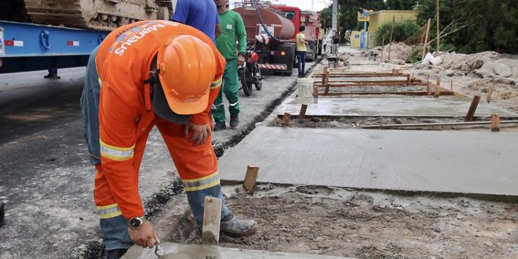 As equipes realizam o acabamento com a confecção de drenagem superficial. Foto: Márcio Melo/Seminf