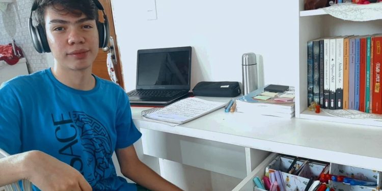 Rafael Bandeira foi um desses alunos, conquistando 960 na redação. Foto: Divulgação/Seduc-AM