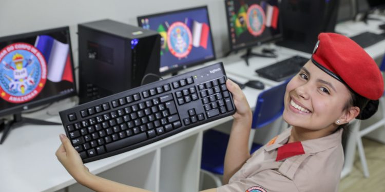 Além do laboratório, equipamentos digitais também foram entregues. Foto: Alex Pazuello/Secom