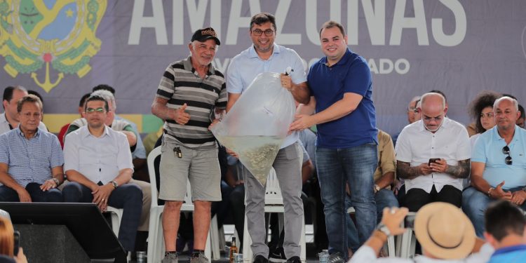 Entre as entregas realizadas estão kits de sementes,  serraria portátil, Casa de Farinha e muito mais. Foto: Diego Peres / Secom