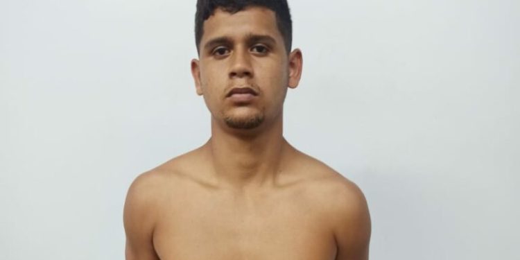 O homem foi preso em flagrante e assumiu que ia roubar o coletivo. Foto: Reprodução